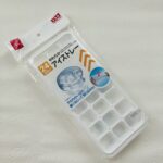 ダイソーの簡単に取り出せるアイストレーで調べて出てきた「やわらかアイストレー２４個取り」がお店にあったので買ってみました。日本製というのも買った理由になります。