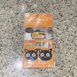 DAISOでキッチンスポンジをかけるための【キャッチフック （2個 ネコ）】を買ってみました。 キッチンの洗い物用のスポンジや、掃除用のスポンジを置く場所がなく