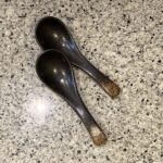 セリアのキッチン用品・食器コーナーで見つけた【れんげ 和柄】を2点買ってみました。 れんげが家になかったので、欲しいなぁ〜と思いながらもつい忘れてしまう…という