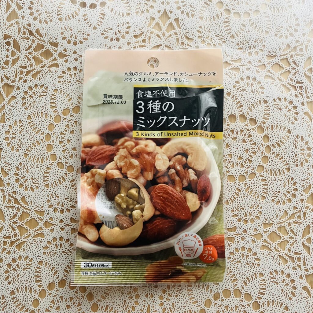 ダイソーのおつまみコーナーにある豆類って種類が豊富で迷うのですけど、友口３種の食塩不使用ミックスナッツ３０ｇが気になったので買ってみました。 食塩不使用というの