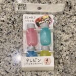 セリアで可愛くて便利な【タレビンドリンキングジャー4個入り】を買ってみました。 セリアのキッチン用品コーナーでミニサイズの保存容器を探していたところ、お弁当の調