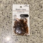 セリアのヘアゴム・ヘアアクセサリーコーナーにて【からまないゴム　Mサイズ】を買ってみました。 髪質のせいかもしれませんが、このタイプのヘアゴムは、どんなに絡まな