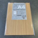 子どものお絵描きに便利かもと思い、キャンドゥで木目調クリップボード（A4サイズ）を購入しました。 子どもが床でお絵描きしやすいようにと思って選んだのですが、実際