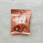 ダイソーで珍しい味の組み合わせのグミを見つけて、思わず買ってしまった「チョコグミスイカ味」 なんと、スイカ味のグミの中にホワイトチョコ使用とのこと。スイカとホワ