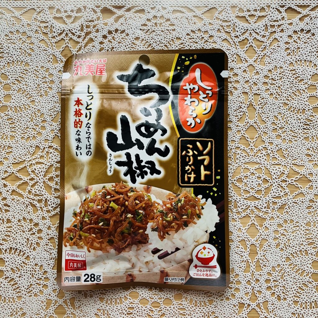 ダイソーのふりかけコーナーで見つけた丸美屋ソフトふりかけちりめん山椒２８ｇ。母が山椒好きなので里帰りのお土産に買ってみました。 丸美屋のふりかけと言えばのりたま