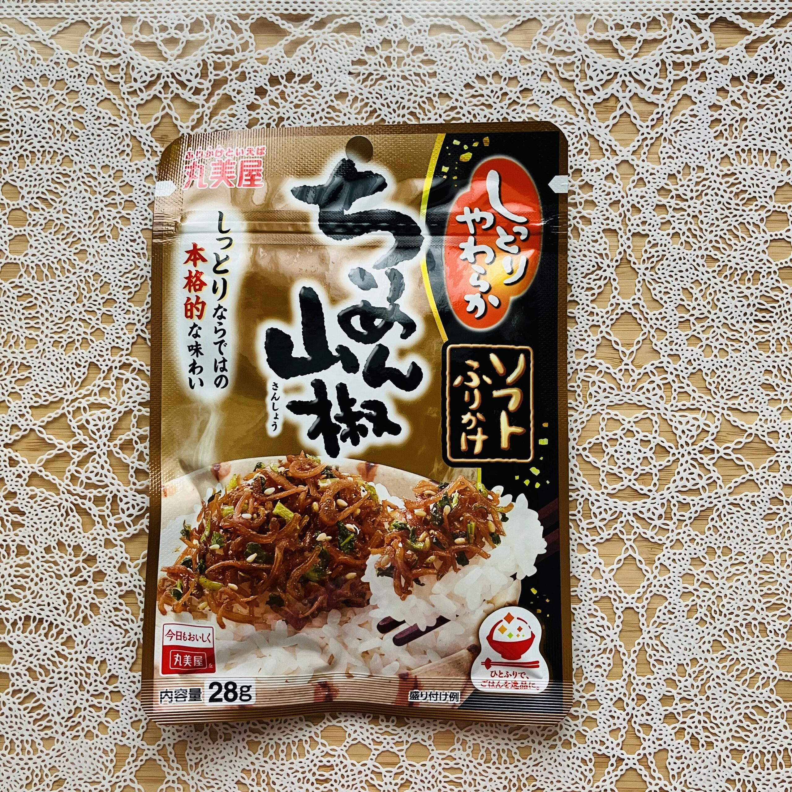 ダイソーのふりかけコーナーで見つけた丸美屋ソフトふりかけちりめん山椒２８ｇ。母が山椒好きなので里帰りのお土産に買ってみました。 丸美屋のふりかけと言えばのりたま