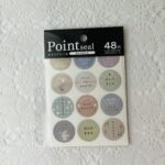 セリアのポイントシールは使い方次第でいろいろ活用できて便利なので、気に入ったら買っています。丸いポイントシールでほんのきもちというメッセージ入りが可愛くて思わず