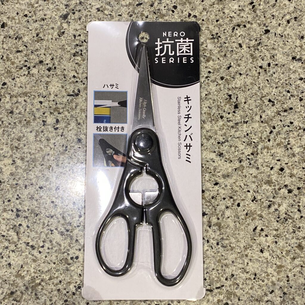 DAISOにてキッチンバサミを探していたところ、一番良さそうに見えた【ＮＥＲＯキッチンバサミ　抗菌剤入り】を買ってみました。 キッチンバサミコーナーでは、かなり
