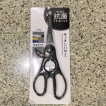 DAISOにてキッチンバサミを探していたところ、一番良さそうに見えた【ＮＥＲＯキッチンバサミ　抗菌剤入り】を買ってみました。 キッチンバサミコーナーでは、かなり