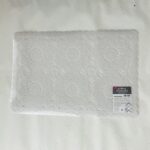 写真撮影にも使っているダイソーで買える「汚れてもすぐに洗えるレースランチョンマット」。レース模様が可愛くておしゃれで、なおかつ使い勝手がいいので気に入って利用し