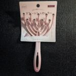 最近、頭皮が硬くなっている気がしたので、自宅でヘッドスパの文言にひかれてセリアの「リフレッシュローラー」を買ってみました。 先端には、９個の金属のローラーがつい