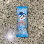 ファミリーマートのお菓子コーナーでつい手に取ってしまった【１本アンパンマンペロペロキャンディ】を買ってみました。 アンパンマンチョコは子供の頃に食べたことがあっ