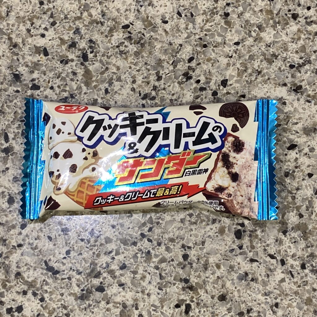 ファミリーマートでブラックサンダーの変わり種、【クッキー＆クリームのサンダー】を買ってみました。 子供の頃からクッキー&amp;クリーム味に目がない私に、個人的
