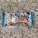 ファミリーマートでブラックサンダーの変わり種、【クッキー＆クリームのサンダー】を買ってみました。 子供の頃からクッキー&amp;クリーム味に目がない私に、個人的