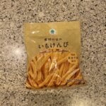 ファミリーマートでいつもオヤツに買ってしまうのは【素材の甘み いもけんぴ】です。 コンビニで買えるプチリッチなスイーツコーナーも良いですが、素朴な美味しさにほっ