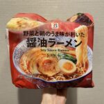 セブンイレブンのプライベートブランドの、インスタントラーメン【野菜の鶏のうま味が利いた醤油ラーメン】。 何度リピートしかわからないくらい買っています。 近年イン