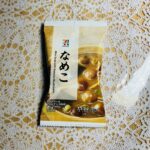 セブンイレブンのプレミアム商品で気に入っているシリーズのフリーズドライみそ汁なめこ7.1gを買ってみました。 フリーズドライされたなめこってどうなんだろう？と思