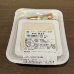 ファミリーマートで「冷やっこ（昆布の旨味だし醤油付）」を夕食のあと一品ほしいなと思って購入してみました！ 開けてみると、豆腐・だし醤油・鰹節・おろし生姜のセット