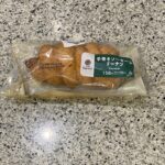 ファミリーマートのファミマルベーカリーから、【手巻きソーセージドーナツ】を買ってみました。 以前から気になってはいたのですが、なんとも高カロリーそうな戦闘力の高