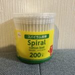 セブンイレブンで見つけたダイソーの「スパイラル綿棒（200本入り）」を使ってみました！ なんとセブンイレブンの店内でダイソー商品が売られていて、ちょっと驚きまし