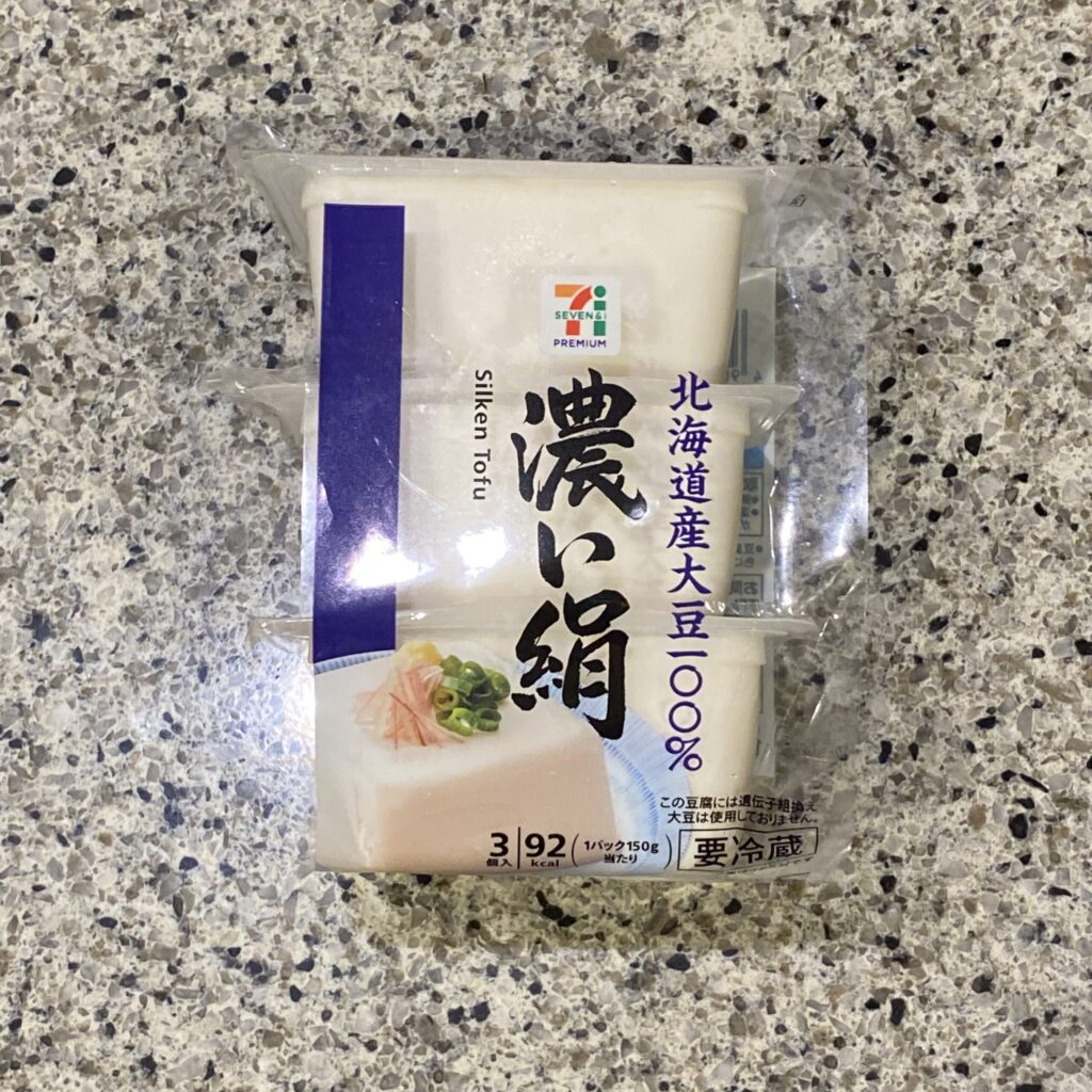 セブンイレブンのプライベートブランドの【７Ｐ北海道産大豆濃い絹１５０ｇ×３】を買ってみました。 セブンイレブンのお豆腐を買うのは初めてだったのですが、こちらは北