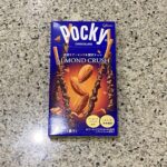 定番おやつ、【アーモンドクラッシュポッキー】をファミリーマートで買ってみました。 ファミリーマートの1+1（1個買うと1個もらえる）の対象になっていたので、買っ
