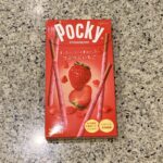 定番中の定番おやつ、【つぶつぶいちごポッキー】をファミリーマートで久しぶりに買ってみました。 【価格：223円(税込)】でした。 ポッキーを買ったのはもう10年