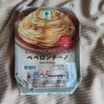 最近、コンビニパスタが美味しいことにはまってしまい、衝動的に冷凍食品も試したくなってきたので、ファミマルKITCHEN「にんにくと唐辛子の旨み　ペペロンチーノ」