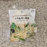 ヘビロテしているファミリーマートのカット野菜コーナーで、【洗わずにそのまま使用できるニラもやし炒め】を買ってみました。 【価格：108円(税込)】と、もやし単体