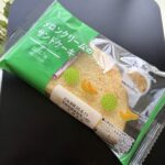 【メロンクリームのサンドケーキ】ファミリーマートで見つけた♪ ・ファミリーマート 158円（税抜） ファミマの菓子パンコーナーの最下段にて発見。 あまり人気がな
