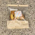 セブンイレブンで見つけたお手頃おやつ【しっとりなめらかおとなのばうむ。塩キャラメル】を買ってみました。 お菓子コーナーを見ていたら、こちらの一口サイズがかわいい