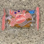 セブンイレブンで子供の頃に大好きだった【かにぱん】をみつけたので、懐かしくなってつい買ってしまいました。 子供の頃、なぜか大好きだったかにぱんは、カニのデザイン