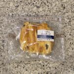 カスタード好きにはたまらない、甘くて優しいセブンイレブンのパン、【レーズンカスタード】を買ってみました。 カスタード好きなら必ずハマる味だと思います。 カスター