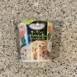 セブンイレブンのインスタント食品コーナーで【「スープDELI®」サーモンとほうれん草のクリームスープパスタ（容器入）】を買ってみました。 スープデリのシリーズは