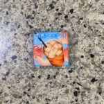 コンビニのレジ横に並んでいる期間限定味の【チロルチョコ 白桃アールグレイ】を買ってみました。 チロルチョコの期間限定味はついつい、ついで買いしてしまいます。 今