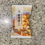 セブンイレブンのインスタントスープコーナーで【７プレミアム　フリーズドライ　酸辣湯スープ】を買ってみました。 セブンプレミアムのフリーズドライシリーズはかなり種