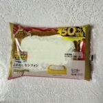 ローソンの盛りすぎチャレンジ商品の1つで注目していたスイーツ、Uchi Café の盛りすぎ！ふわもち生シフォン。たまたま入荷後のスイーツコーナーに山積みに陳列