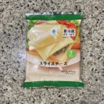 ファミリーマートのチルドコーナーでリピートしている【スライスチーズ】を買いました。 こちらはなんの変哲もない普通のスライスチーズではあるのですが、六甲バター製造