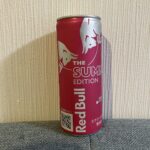 セブンイレブンで見つけた「レッドブル サマーエディション」を飲んでみました！ 真っ赤な缶が目を引く夏限定のフレーバーで、パッケージには「白桃味」と書かれています