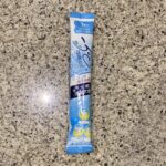 セブンイレブンの雑貨コーナーにて見つけた【大判冷却タオル】を買ってみました。 ビオレの5本パックの冷タオルの横に並んでいて、こちらはバラで1本で売っていました。