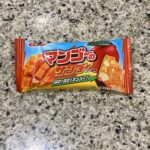 セブンイレブンで見つけたブラックサンダーの変わり種【マンゴーのサンダー】を買ってみました。 ブラックサンダーがいろんな期間限定のお味を出していることは知っていま