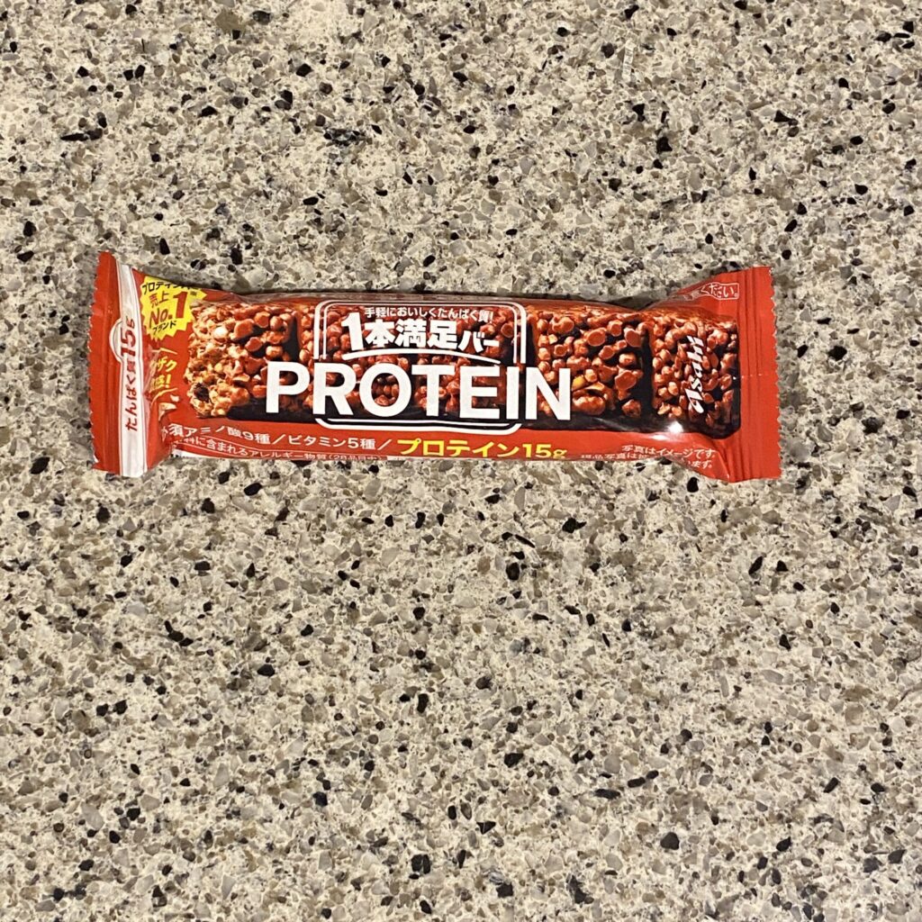 ファミリーマートで【１本満足バー　プロテインチョコ】を買ってみました。 こういう栄養機能食品系のチョコバーにはあまり馴染みがなかったのですが、最近夏バテ手前の体