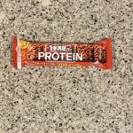 ファミリーマートで【１本満足バー　プロテインチョコ】を買ってみました。 こういう栄養機能食品系のチョコバーにはあまり馴染みがなかったのですが、最近夏バテ手前の体