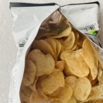 コンビニ ローソン 盛りすぎ！山芳製菓ポテトチップス男気わさビーフ50%増量68g