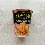 ローソンストア100で思わず即買いした、日清食品の「とんがらし麺うま辛トマトクリーム＆チーズ味」のカップラーメン。パッケージのインパクトがすごかったのと、割引商