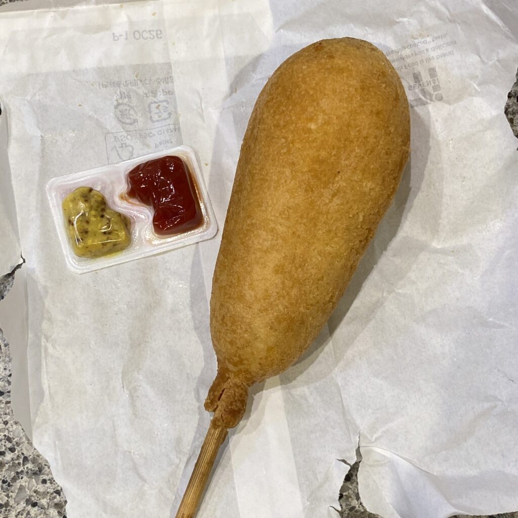 コンビニホットスナックコーナーでつい買ってしまうのが【アメリカンドッグ】です。 どこのコンビニのアメリカンドッグが好き、というのはないのですが、今回はセブンイレ