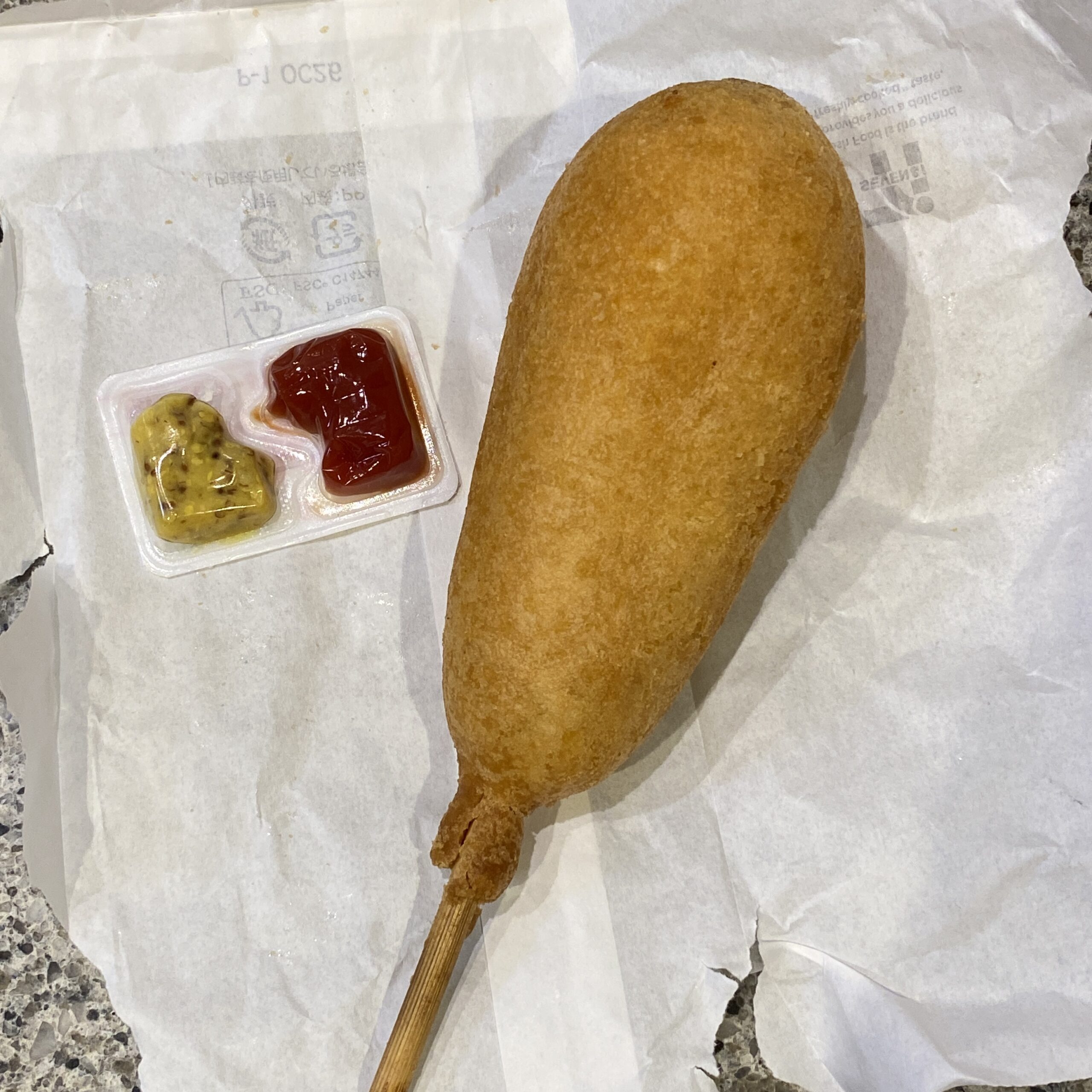 コンビニホットスナックコーナーでつい買ってしまうのが【アメリカンドッグ】です。 どこのコンビニのアメリカンドッグが好き、というのはないのですが、今回はセブンイレ