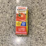 セブンイレブンのジュースコーナーにある【カゴメトマトジュース 食塩無添加 リーフパック】を買ってみました。 トマトジュースは無塩派なのですが、いつも900mlく