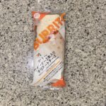 大好きなセブンイレブンのブリトーシリーズの、【ブリトーウインナー２本入りチリミートチーズ】を買ってみました。 セブンイレブンのブリトーシリーズが大好きなのですが