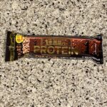 ファミリーマートで【１本満足バー　プロテインブラック】を買ってみました。 こういう栄養機能食品系のチョコバーにはあまり馴染みがなかったのですが、最近夏バテ手前の